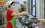 Cận cảnh bữa ăn bán trú của học sinh trong ngày đầu đi học